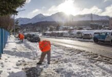 OPERATIVO INVIERNO 2023: Acciones de limpieza en garitas, escaleras y veredas de Ushuaia