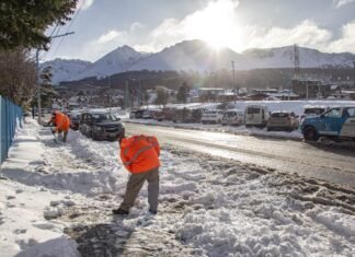 OPERATIVO INVIERNO 2023: Acciones de limpieza en garitas, escaleras y veredas de Ushuaia