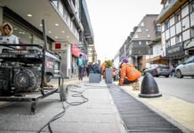 Nuevo y moderno mobiliario urbano en la ciudad