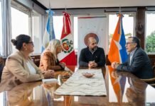 El embajador de Perú visitó la provincia y se reunió con miembros del gabinete provincial