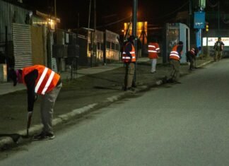 Personal municipal de Ushuaia limpió las calles 12 de octubre y Fuegia Basket