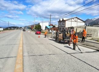 La municipalidad de Ushuaia continúa con trabajos de bacheo y mantenimiento vial