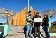 Tolhuin abraza la Causa Malvinas y la proyecta al país: se entregó la bandera que flameó en la Plazoleta Veteranos de Malvinas