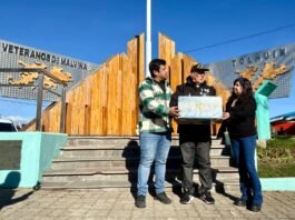 Tolhuin abraza la Causa Malvinas y la proyecta al país: se entregó la bandera que flameó en la Plazoleta Veteranos de Malvinas
