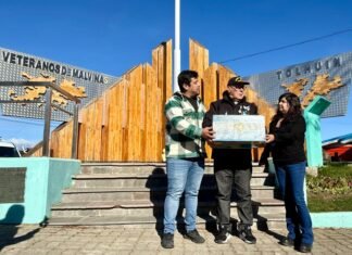 Tolhuin abraza la Causa Malvinas y la proyecta al país: se entregó la bandera que flameó en la Plazoleta Veteranos de Malvinas