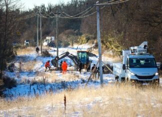 Trabajos de reemplazo de postes y refuerzo eléctrico en Tolhuin