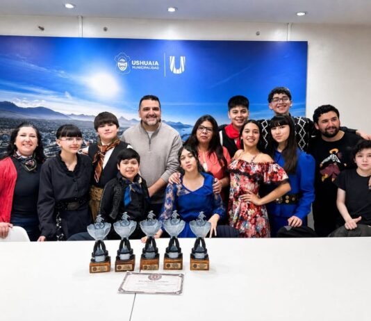 Vuoto recibió a la delegación del taller municipal «folklore en zapatillas”.