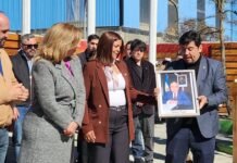 Gisela Dos Santos entregó un retrato de Néstor Nogar e impulsa la creación de un espacio de memoria institucional en Tolhuin